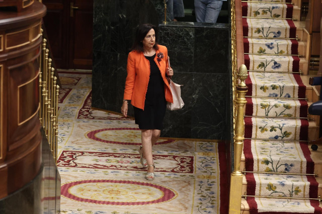 La ministra de Defensa, Margarita Robles, llega a una sesión de control al Gobierno en el Congreso de los Diputados, a 17 de septiembre de 2025, en Madrid (España).