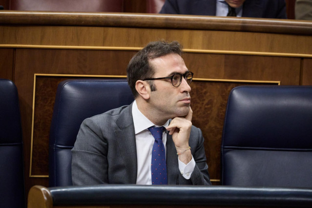 Archivo - El ministro de Economía, Carlos Cuerpo, durante un pleno en el Congreso de los Diputados, a 25 de junio de 2025, en Madrid (España).