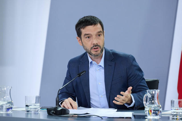 Archivo - El ministro de Derechos Sociales, Consumo y Agenda 2030, Pablo Bustinduy, durante una rueda de prensa posterior a la reunión del Consejo de Ministros, en el Palacio de La Moncloa, a 15 de julio de 2025, en Madrid (España).