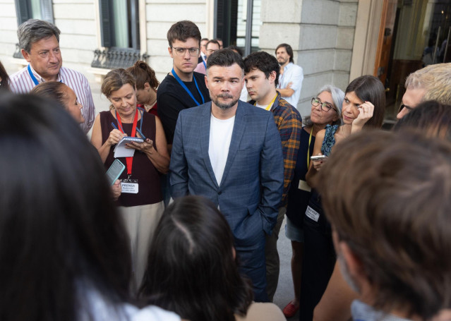 El portavoz de ERC en el Congreso, Gabriel Rufián, tras una sesión plenaria en el Congreso de los Diputados, a 17 de septiembre de 2025, en Madrid (España).