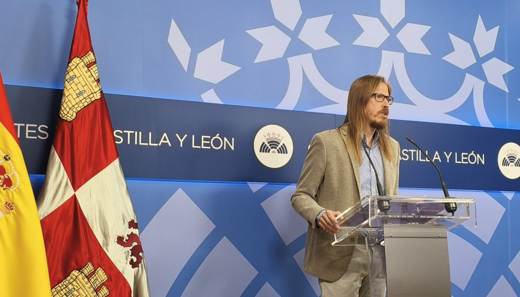 El secretario de Organización y coportavoz de Podemos, Pablo Fernández, en las Cortes de Castilla y León.