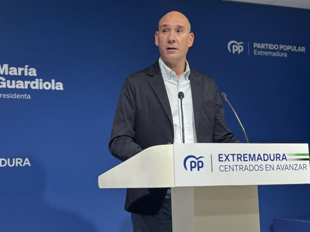 El portavoz del PP de Extremadura, José Ángel Sánchez Juliá, en rueda de prensa