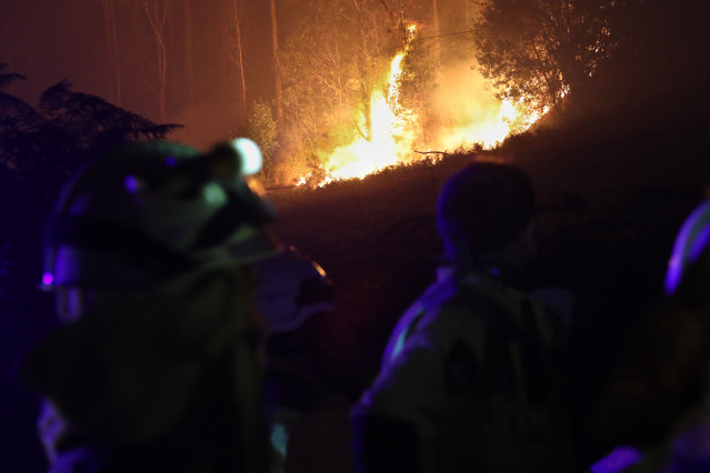 Bomberos trabajan en labores de extinción y control del fuego en la aldea de Rexa, a 15 de septiembre de 2024, en Barreiros, Lugo, Galicia (España).