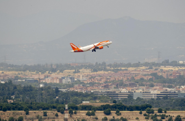 Archivo - Vista de un avión despegando, desde el Mirador de Paracuellos de Jarama, a 1 de agosto de 2025, en Paracuellos de Jarama, Madrid (España).