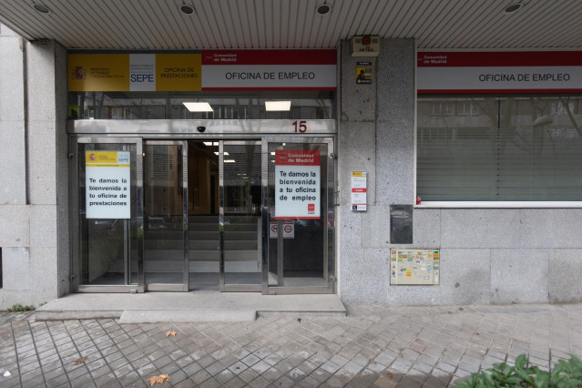 Archivo - Fachada de la oficina del INEM.