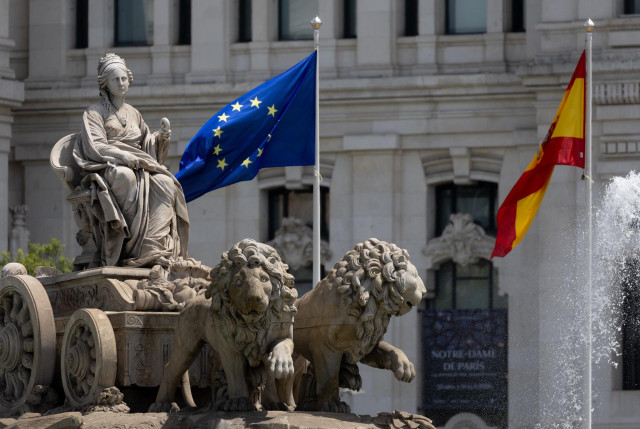 Archivo - Bandera de la Unión Europea y bandera de España en la Plaza de Cibeles de Madrid