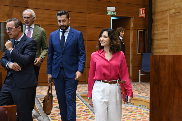 El portavoz del PP en la Asamblea, Carlos Díaz-Pache y la presidenta de la Comunidad de Madrid, Isabel Díaz Ayuso, llegan a un pleno en la Asamblea de Madrid, a 18 de septiembre de 2025, en Madrid (España).