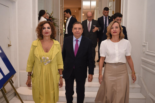 El ministro de Agricultura, Luis Planas, la vicepresidenta del Gobierno y ministra de Hacienda, María Jesús Montero, y la ministra de Educación, Pilar Alegría,
