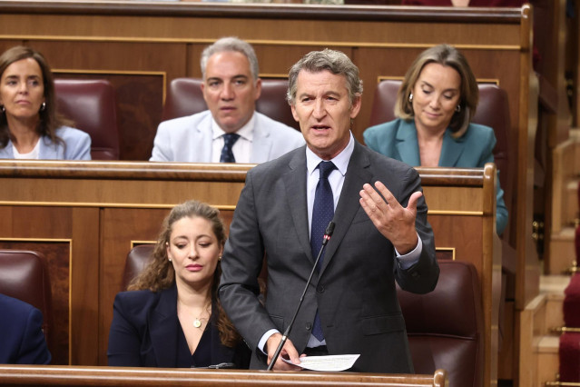 El presidente del PP, Alberto Núñez Feijóo, interviene durante una sesión de control al Gobierno en el Congreso de los Diputados, a 17 de septiembre de 2025, en Madrid (España).