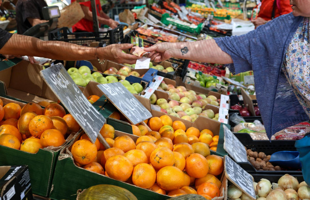 Archivo - Cajas de piezas de frutas en un mercado de la Comunidad de Madrid, a 12 de junio de 2024, en Madrid (España).