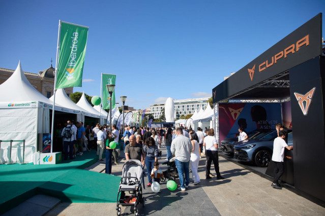 Archivo - Varias personas durante la Feria del Vehículo Eléctrico de Madrid 2024