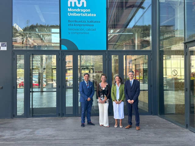La presidenta del Congreso, Francina Armengol, ha visitado este jueves el Campus Bilbao As Fabrik, espacio pionero en formación cooperativa de la Universidad de Mondragón, y el centro Otalura de formación del Grupo Mondragón.
