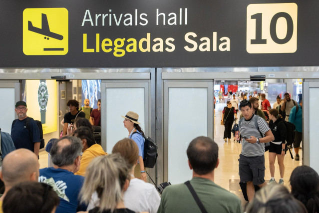 Varias personas esperan en las llegadas de la T4 en el Aeropuerto Adolfo Suárez Madrid-Barajas, a 31 de agosto de 2025, en Madrid (España).