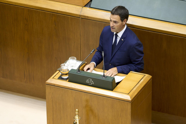 El lehendakari, Imanol Pradales, interviene durante el pleno de política general en el Parlamento vasco