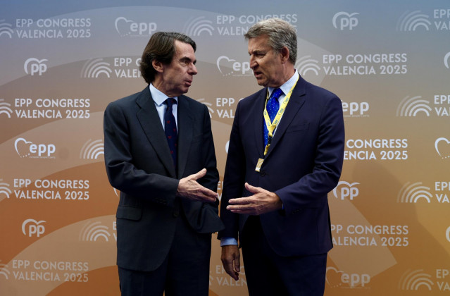 Archivo - El expresidente del Gobierno, José María Aznar, y el presidente del PP, Alberto Núñez Feijóo, en la clausura del congreso del Partido Popular Europeo (PPE), a 30 de abril de 2025, en Valencia.