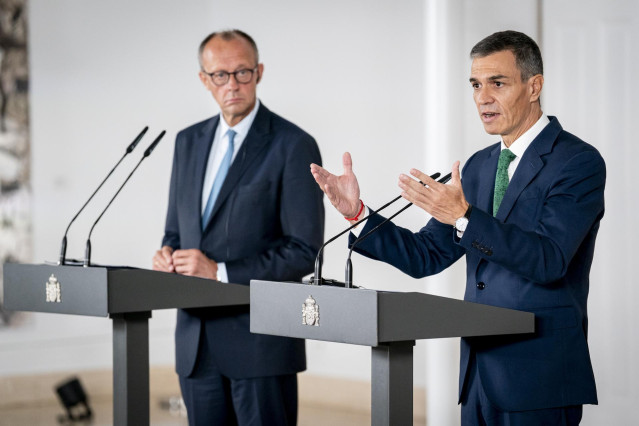 El presidente del Gobierno, Pedro Sánchez (d) y el canciller de la República Federal de Alemania, Friedrich Merz (i), comparecen ante los medios tras su reunión, en el Palacio de la Moncloa