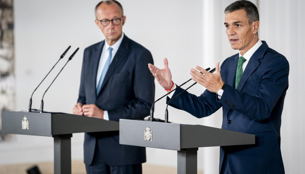 El presidente del Gobierno, Pedro Sánchez (d) y el canciller de la República Federal de Alemania, Friedrich Merz (i), comparecen ante los medios tras su reunión, en el Palacio de la Moncloa