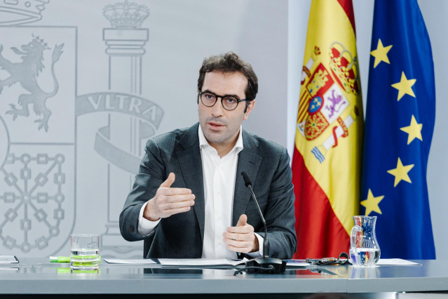 Archivo - El ministro de Economía Comercio y Empresa, Carlos Cuerpo, durante una rueda de prensa tras el Consejo de Ministros, en el Complejo de la Moncloa, a 4 de enero de 2025, en Madrid (España). El Consejo de Ministros ha aprobado  el anteproyecto de