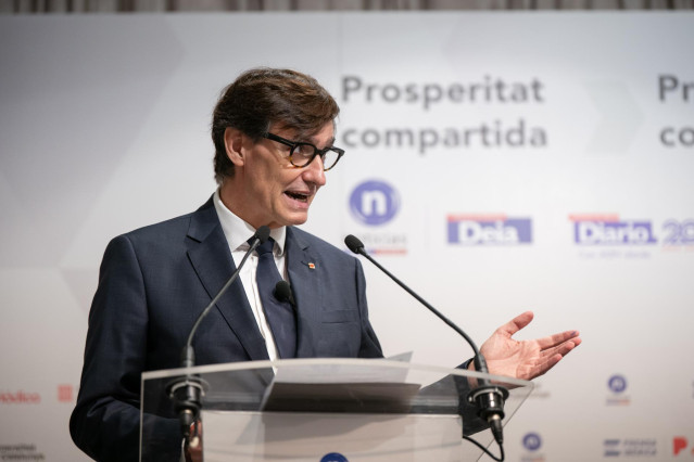 El presidente de la Generalitat, Salvador Illa, interviene durante un desayuno informativo, en el Hotel Lakua de Vitoria, a 19 de septiembre de 2025, en Vitoria-Gasteiz