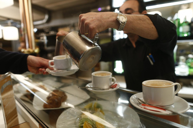 Archivo - Desayuno en un bar