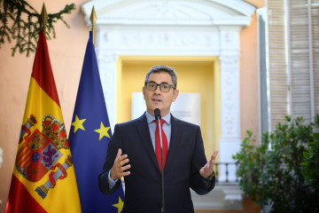 El ministro de la Presidencia, Justicia y Relaciones con las Cortes, Félix Bolaños, atiende a los medios de comunicación, en el Palacio de Parcent, a 19 de septiembre de 2025, en Madrid (España).