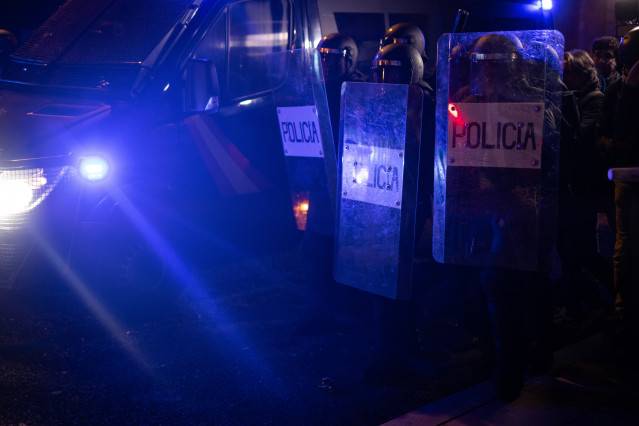 Archivo - Agentes de Policía Nacional durante una protesta en la calle Ferraz
