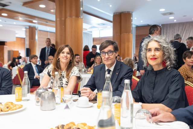 (I-D) La alcaldesa de Vitoria, Maider Etxebarria; el presidente de la Generalitat de Cataluña, Salvador Illa y la vicelehendakari primera y consejera de Cultura y Política Lingüística, Ibone Bengoetxea, a durante un desayuno informativo, en el Hotel Lakua