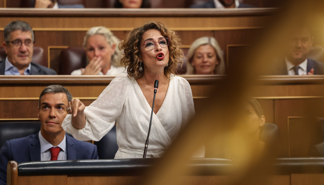 La vicepresidenta primera y ministra de Hacienda, María Jesús Montero, interviene durante una sesión de control al Gobierno en el Congreso de los Diputados, a 17 de septiembre de 2025