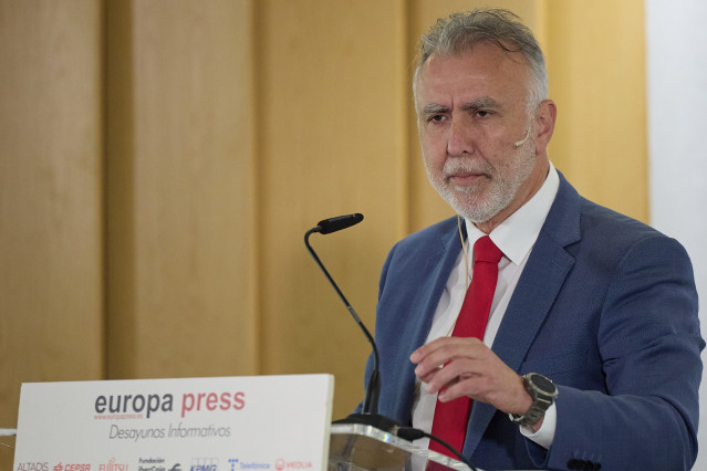 Archivo - El ministro de Política Territorial y Memoria Democrática, Ángel Víctor Torres, interviene durante un desayuno Informativo de Europa Press, en el hotel Hyatt Regency Hesperia Madrid, a 29 de febrero de 2024, en Madrid (España).