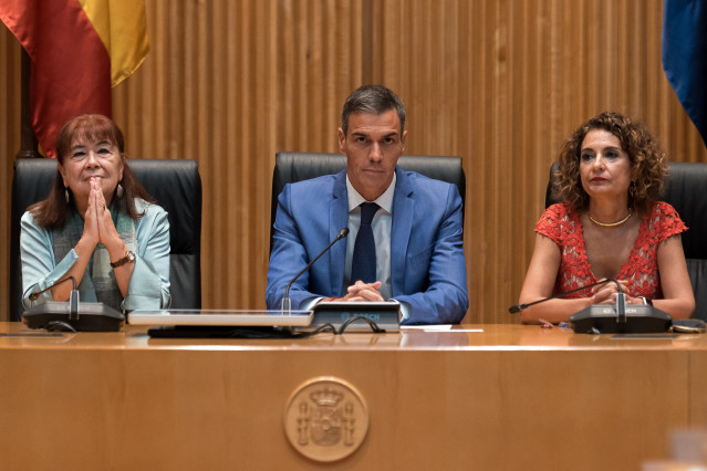 El presidente del Gobierno, Pedro Sánchez, acompañado por la vicepresidenta del Gobierno y ministra de Hacienda, María Jesús Montero y por la presidenta del PSOE, Cristina Narbona, preside  la reunión interparlamentaria del Grupo Socialista.