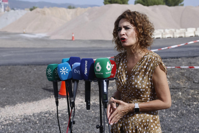 La vicepresidenta primera del Gobierno y ministra de Hacienda, María Jesús Montero, atiende a los medios antes de visitar la Planta Asfáltica puesta en marcha para el arreglo del firme de la A-4 este viernes.