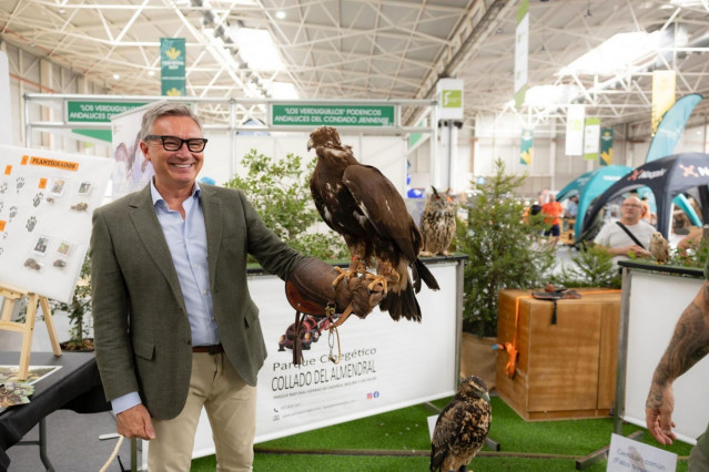 El portavoz parlamentario de Vox en Andalucía, Manuel Gavira, visita la Feria de la Caza y la Pesca de Jaén, Ibercaza.