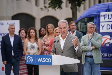 El vicesecretario de coordinación autonómica, Elías Bendodo, se reúne con el grupo parlamentario del PP vasco, a 19 de septiembre de 2025, en Vitoria-Gasteiz, Álava