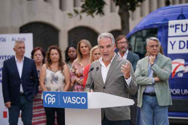 El vicesecretario de coordinación autonómica, Elías Bendodo, se reúne con el grupo parlamentario del PP vasco, a 19 de septiembre de 2025, en Vitoria-Gasteiz, Álava
