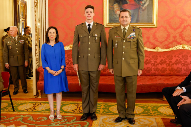 Defensa condecora al militar que colaboró en las labores contra el incendio de Tres Cantos y rescató a un ciudadano.