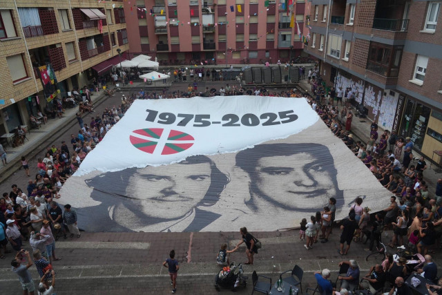 Archivo - Cartel con los rostros de Txiki y Otaegi