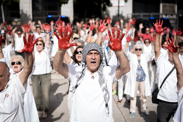 Decenas de personas con las manos pintadas de rojo durante un homenaje al personal sanitario que trabaja en Gaza, frente al Museo de Arte Contemporáneo (MARCO), a 20 de septiembre de 2025, en Madrid(España).