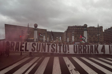 Manifestantes cortan el puente de Zurriola (San Sebastián).