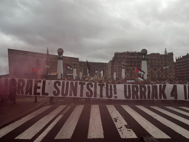 Manifestantes cortan el puente de Zurriola (San Sebastián).