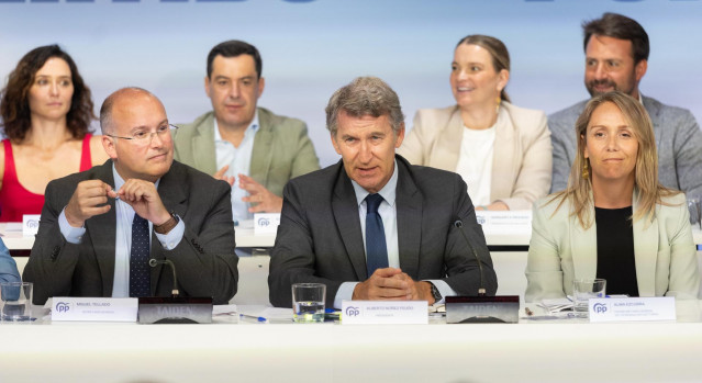 El presidente del PP, Alberto Núñez Fiejóo, acompañado por el secretario general del PP, Miguel Tellado, preside la reunión de la Junta Nacional del Partido Popular, a 15 de septiembre de 2025, en Madrid (España).