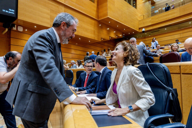 Archivo - El portavoz del PSOE en el Senado, Juan Espadas, conversa con la vicepresidenta primera y Ministra de Hacienda, María Jesús Montero, antes de un pleno en el Senado, a 17 de junio de 2025, en Madrid (España).