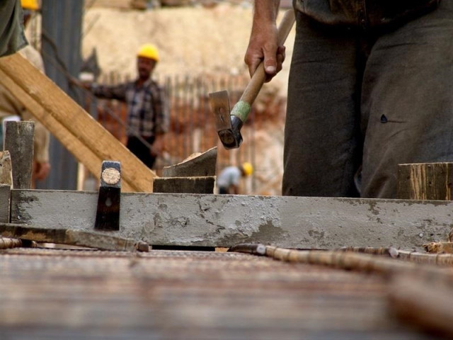 Archivo - Trabajadores de la construcción
