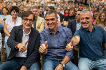 El presidente de la Generalitat, Salvador Illa; el presidente del Gobierno, Pedro Sànchez, y el alcalde de Barcelona, Jaume Collboni, este domingo en la Festa de la Rosa, que anualmente se celebra en