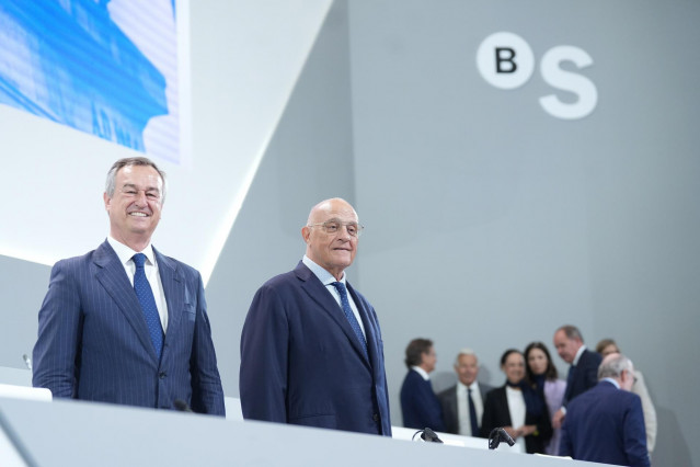 Archivo - El CEO del Banco Sabadell, César González-Bueno (i), y el presidente del Banco Sabadell, Josep Oliu (c), durante la junta general extraordinaria de accionistas de Banco Sabadell, a 6 de agosto de 2025, en Sabadell, Barcelona, Catalunya (España).