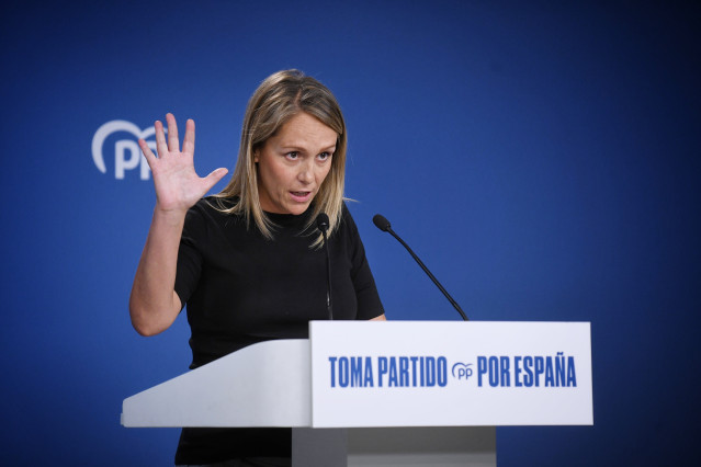 La vicesecretaria de Coordinación Sectorial del PP, Alma Ezcurra, ofrece una rueda de prensa en la sede nacional del Partido Popular, a 22 de septiembre de 2025, en Madrid (España).