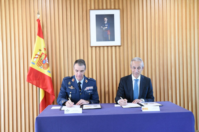 El General Jefe del Mando del Espacio, Isaac Manuel Crepo Zaragoza, y el subsecretario del Ministerio de Transportes y Movilidad Sostenible, Rafael Guerra Posadas