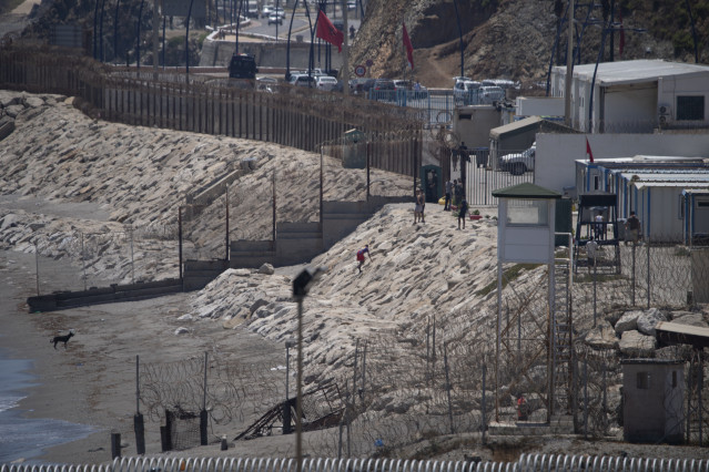 Archivo - Una persona migrante consigue cruzar a Ceuta, 27 de julio de 2025, en Ceuta (España).