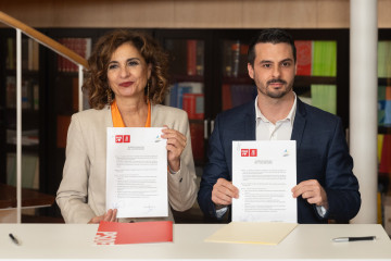 Archivo - La ministra de Hacienda en funciones y vicesecretaria general del PSOE, María Jesús Montero, y el secretario de Organización de Coalición Canaria, David Toledo, firman el acuerdo de inve