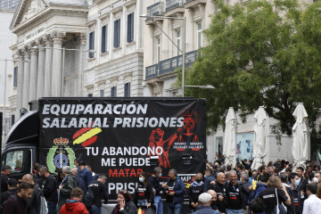Archivo - Funcionarios de prisiones junto a un furgón de la asociación Tu Abandono Me Puede Matar durante una manifestación frente al Congreso de los Diputados