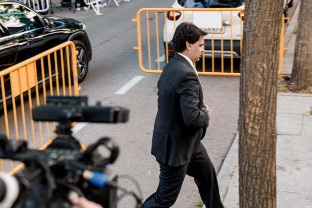 Más Madrid recomienda al novio de Ayuso ir "preparando las maletas" para  una "temporadita lejos del ático"